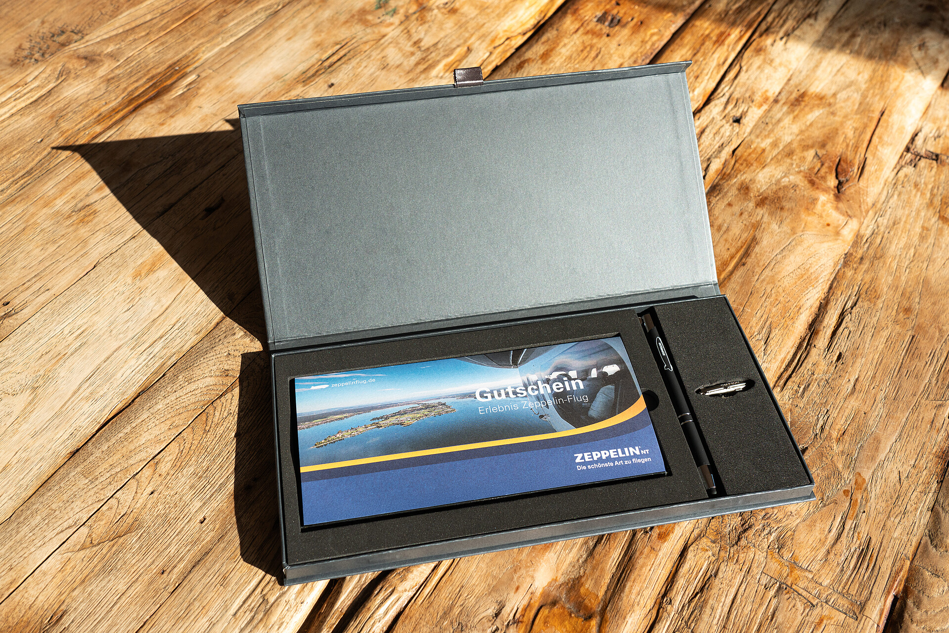 Ein Blick auf die Zeppelin-Geschenkbox mit Gutschein