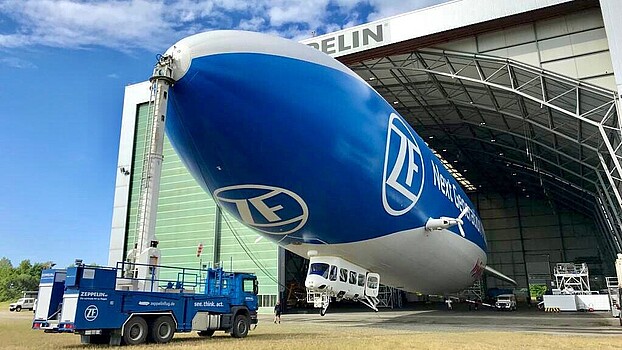 Zeppelin Hangar Zeppelin wird aus dem Hangar gefahren