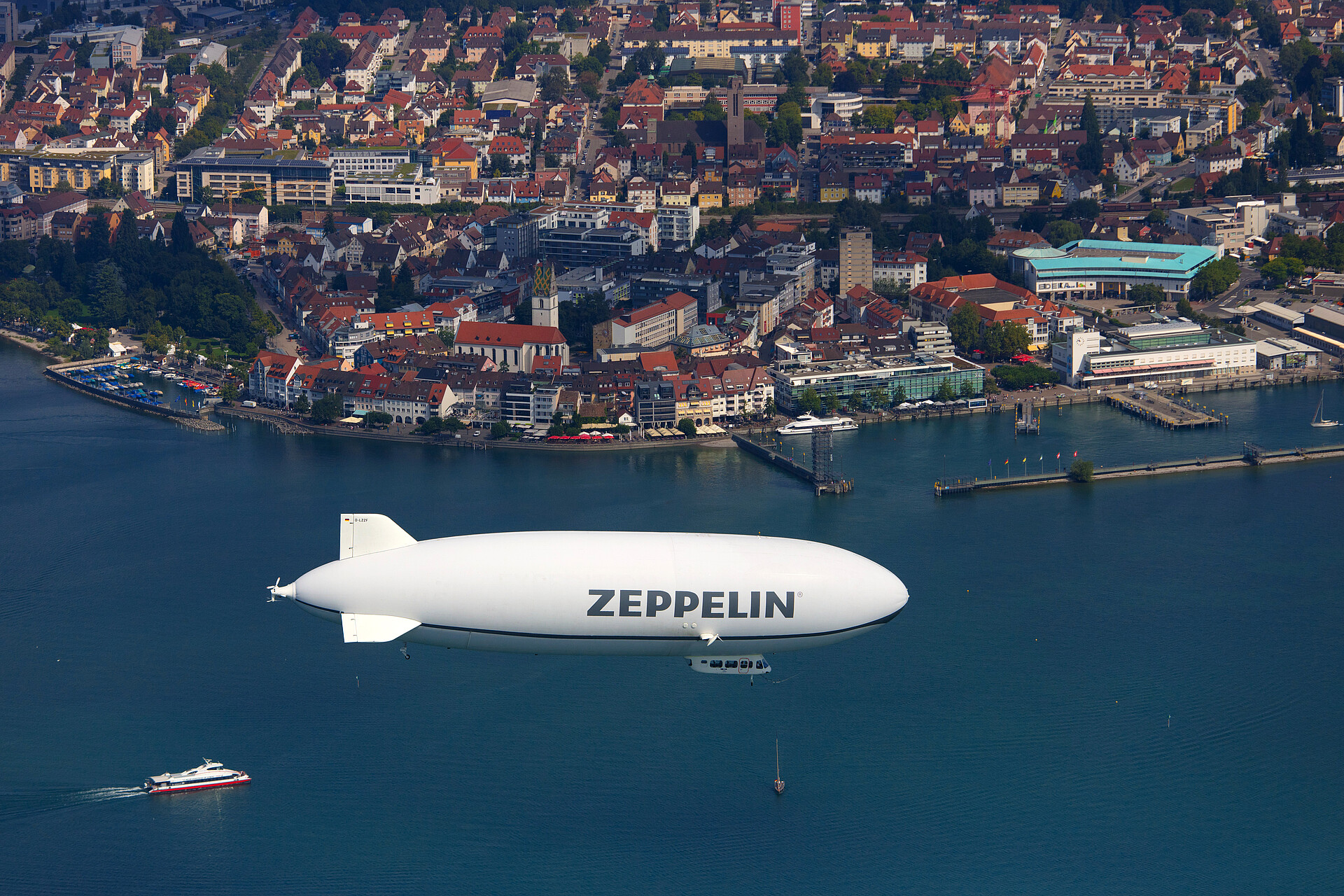 Zeppelin über Friedrichshafen