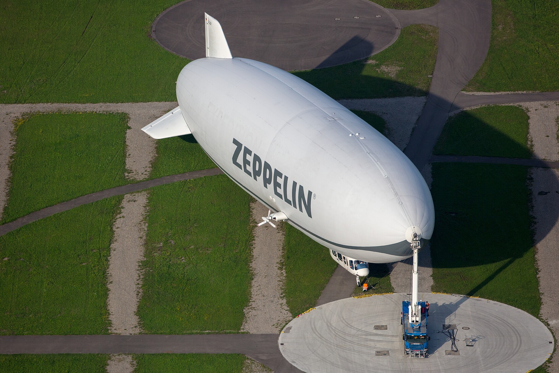 Zeppelin vor dem Luftschiffhangar