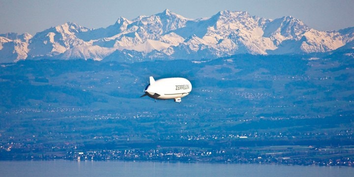 Zeppelin über dem Bodensee mit Blick auf die Alpen