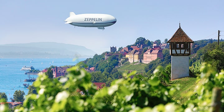 Zeppelin über den Weinreben von Meersburg